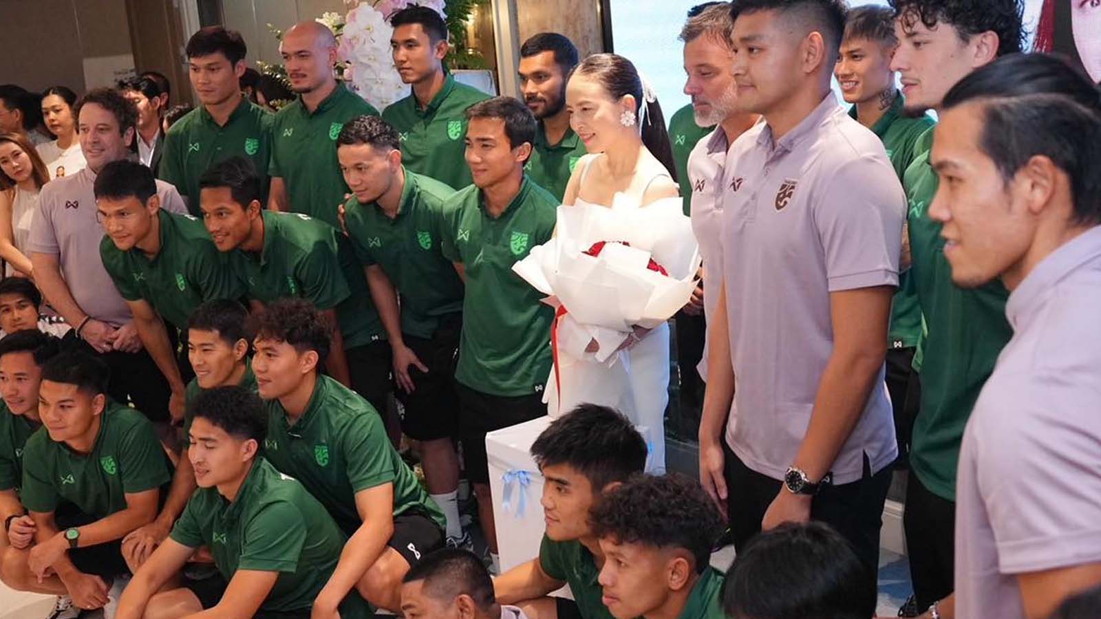 ทีมชาติไทยนำทัพ คนกีฬา-สโมสรพันธมิตร ร่วมอวยพรวันเกิด มาดามแป้ง ครบรอบอายุ 60 ปี 