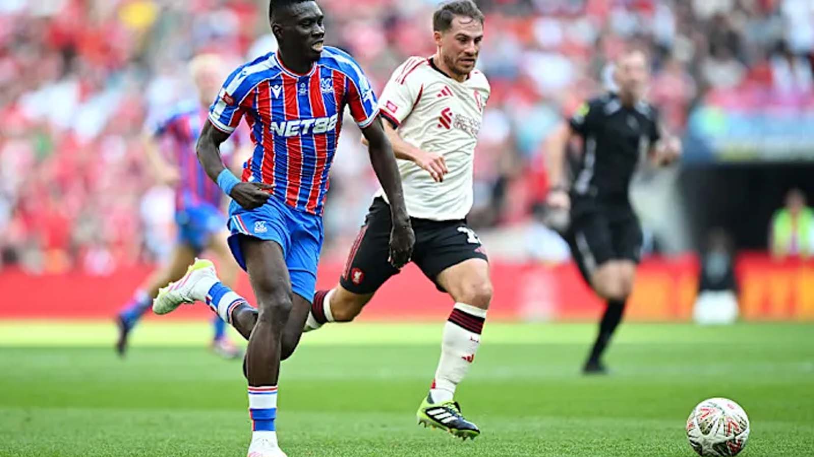 อเล็กซิส แม็ค อัลลิสเตอร์ ให้ข