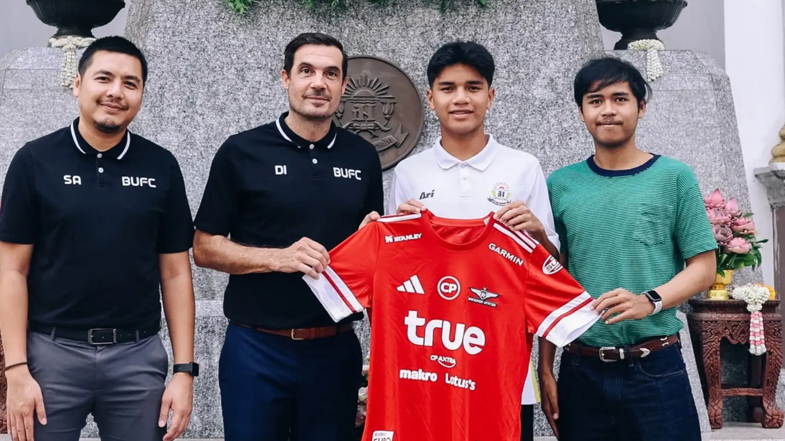 ทรู แบงค็อก เซ็นสัญญาอาชีพกับ